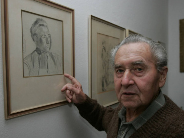 Boleslav Vaca z Příkaz (1926–1916) se svým portrétem od Karla Svolinského z roku 1949; portrét umělec uplatnil jako skicu pro hlavu krojovaného jezdce vyobrazeného nahoře vlevo na mozaikové ploše olomouckého orloje. Foto Petr Janeček. 